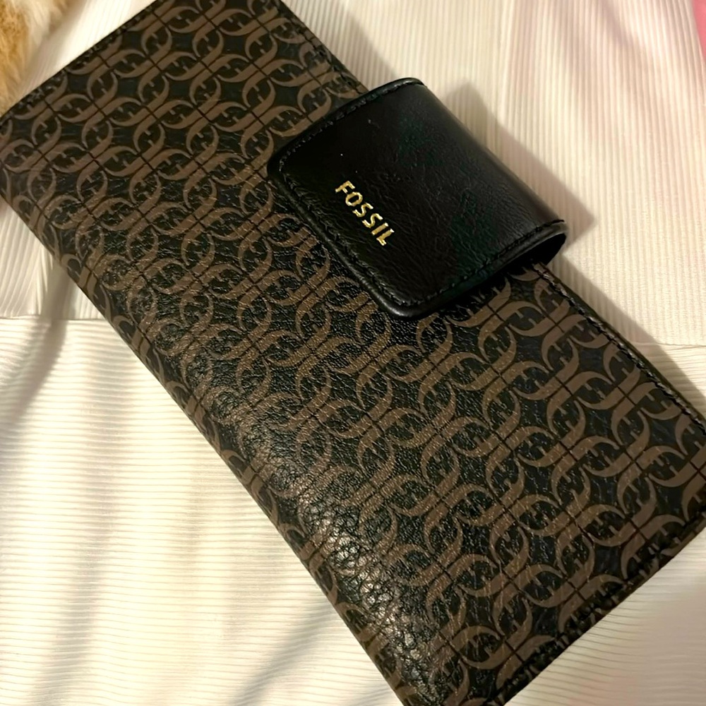 Fossil Wallet
This is a genuine Fossil wallet. 
New wallet without tags.